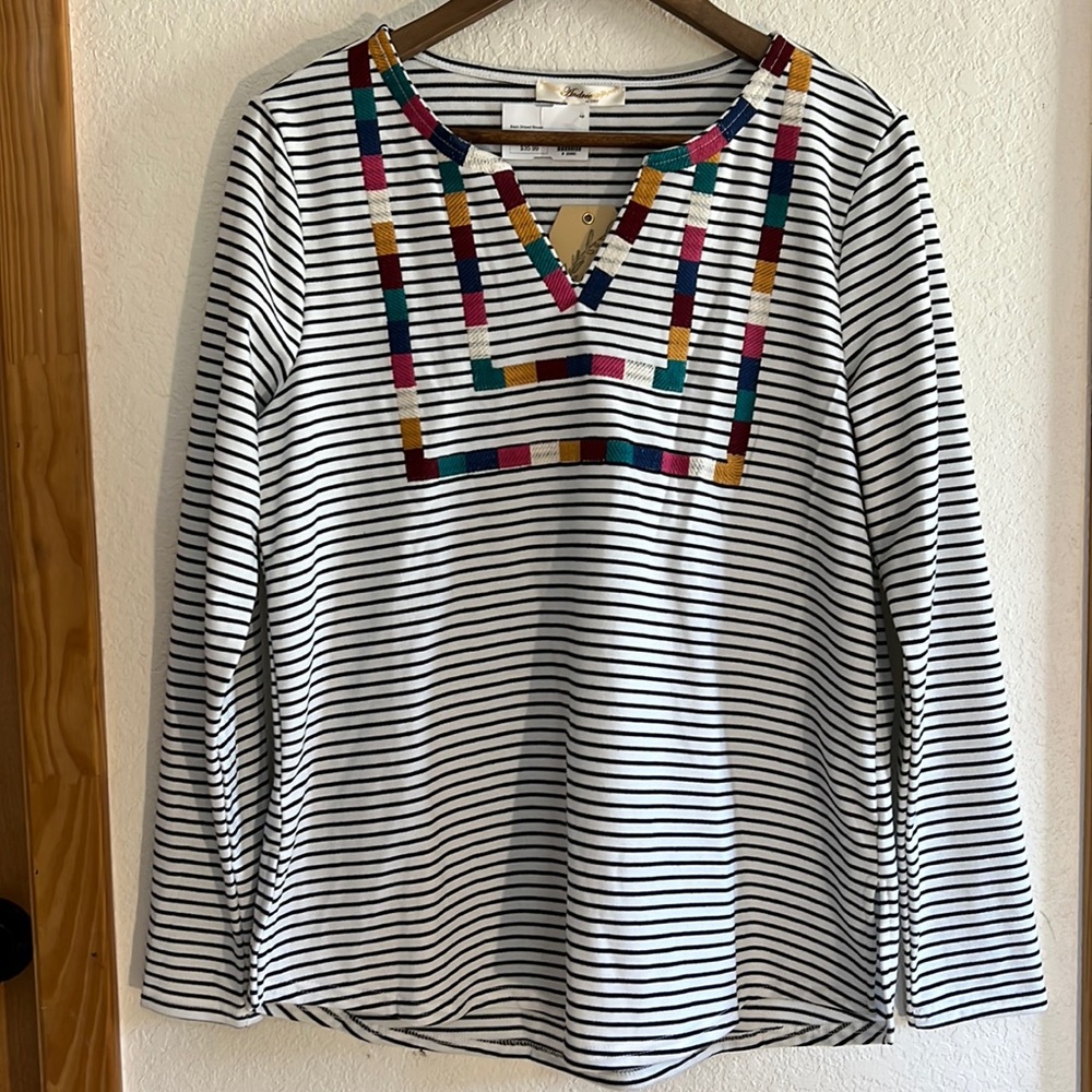 Andrew by unit large women’s black&white striped sweater,design in front&back .